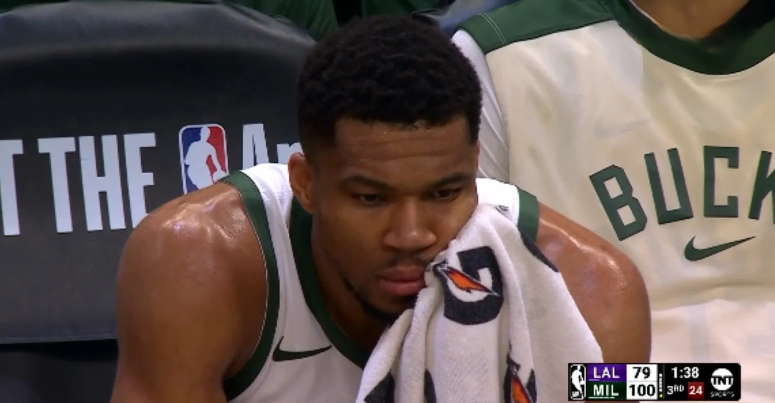 爱游戏体育-雄鹿关键时刻失误不断，球队憾负对手，操作生产.-爱游戏体育