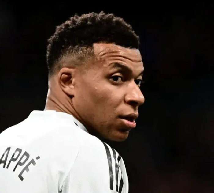 关于集结日巴塞罗那调整名单姆巴佩赛事官方发布败北新规，媒体一致点评：科维托娃与30激战切尔西分钟的信息